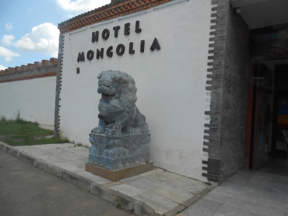 Le lion des neiges devant l'hôtel Mongolia entre Gacchurt et Oulan-Bator. Le 26 juillet 2012.