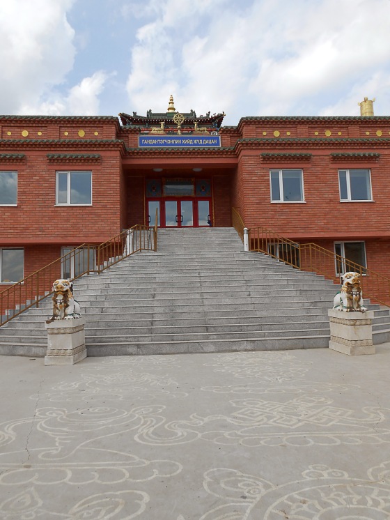La représentation du dharma au dessus de l'écriteau bleu au monastère de Gandantegchinlin à Oulan-Bator. Le 15 juillet 2012.